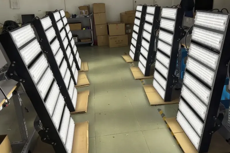 8 juegos de reflectores LED de 2000 W enviados a Togo